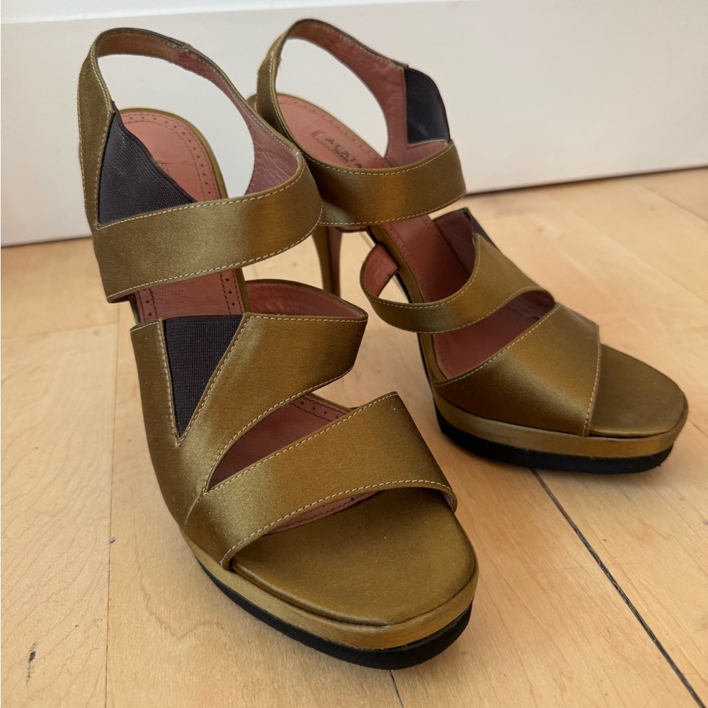 NWOT army Green Satin Alaia Heels